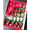Valentine Design Chocolate Strawberries with Roses Gift Box